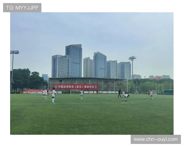 校园足球联赛广泛开展，促进学生健康成长与情感交流