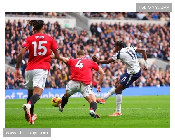 曼联新援姆伯莫连续进球，逐渐融入球队战术体系。