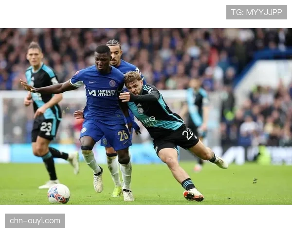 特写：斯特林失点后向客队看台致歉，切尔西球迷报以掌声